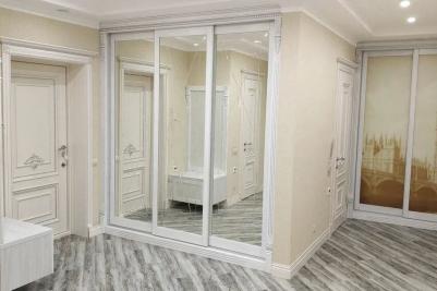 Встроенный шкаф-купе белый с зеркалом на заказ